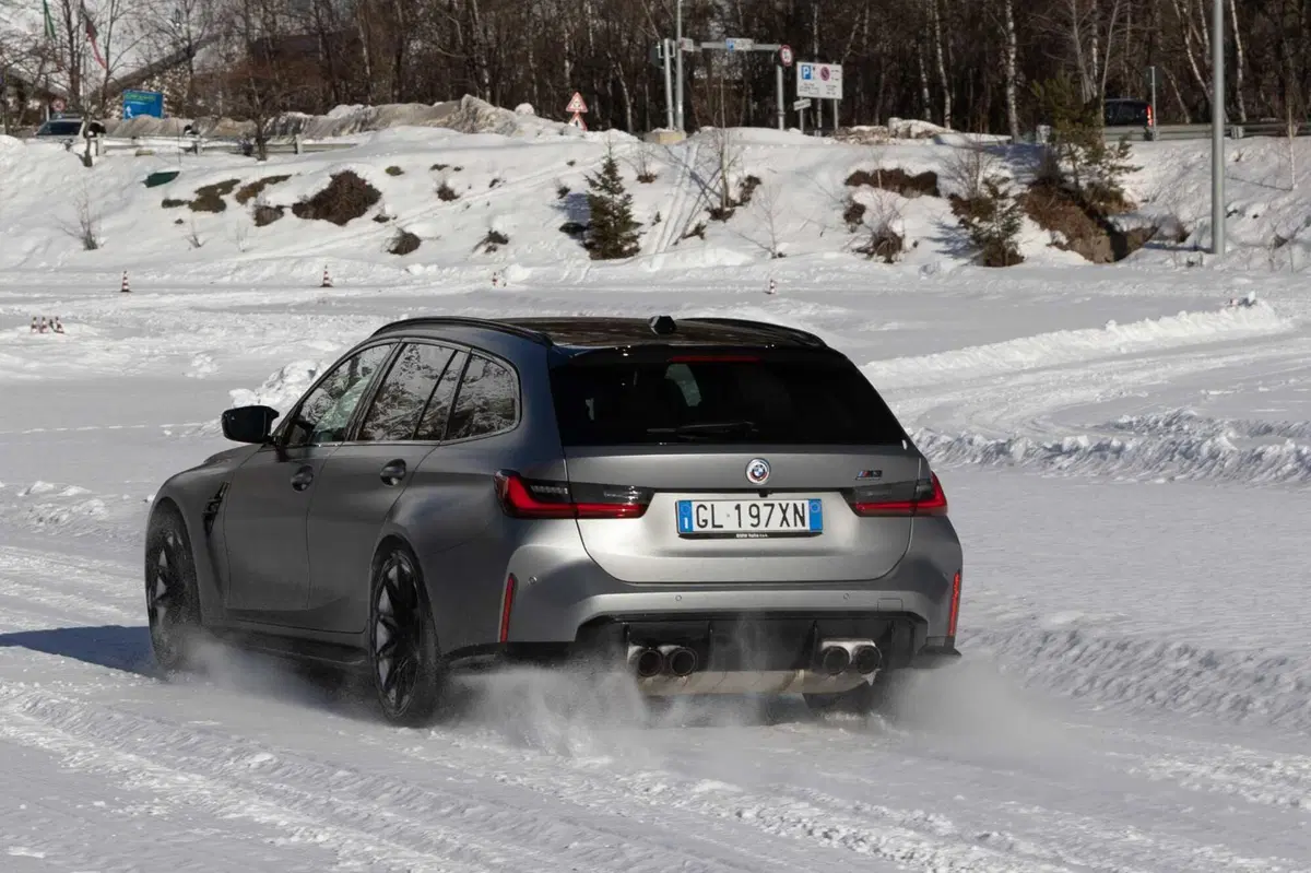 BMW M3 Touring (2023) - Prova su neve (2)