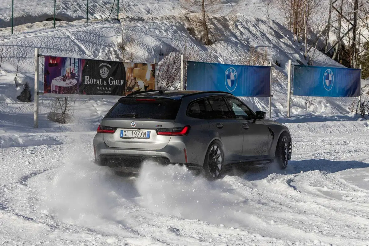 BMW M3 Touring (2023) - Prova su neve (3)