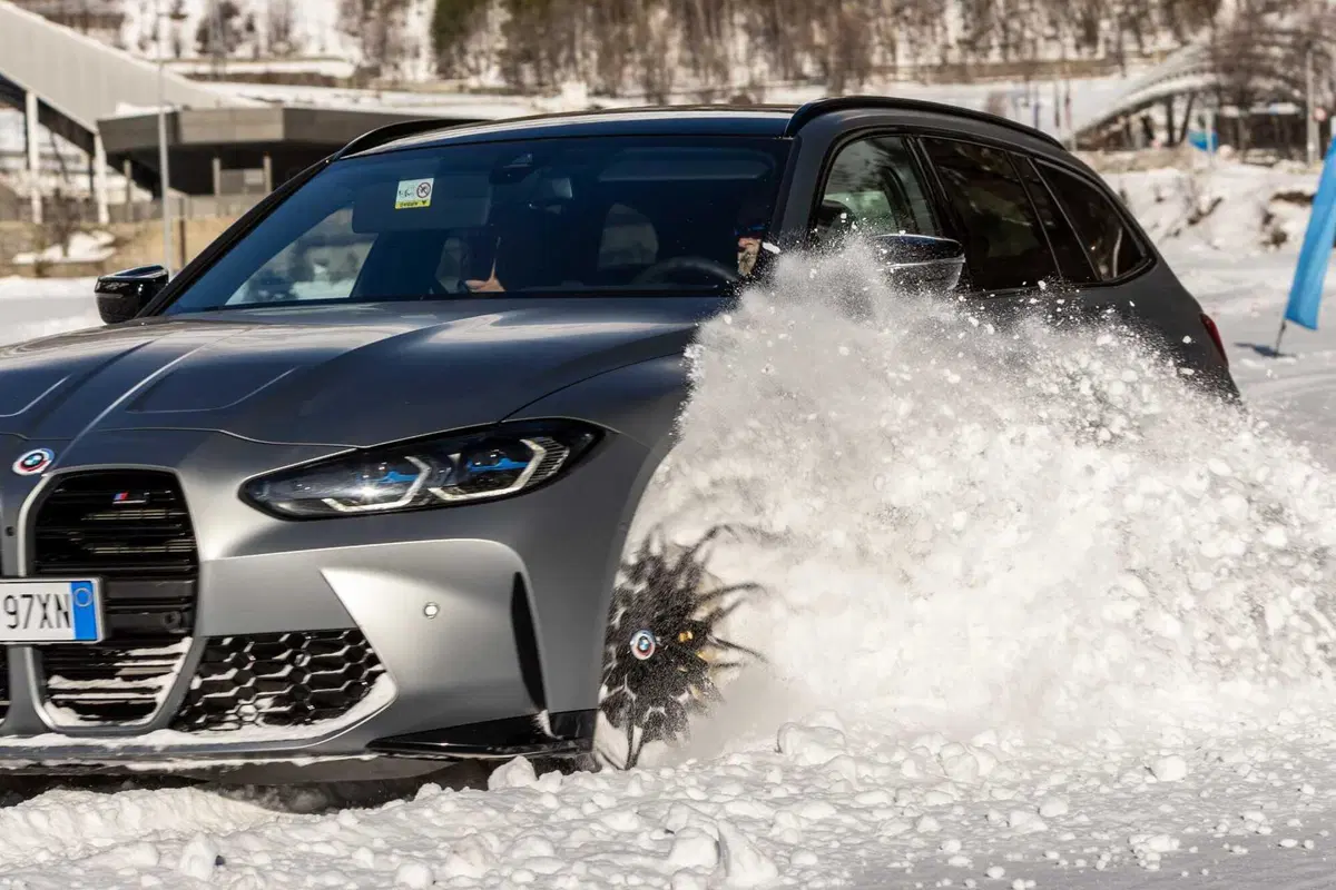 BMW M3 Touring (2023) - Prova su neve (5)