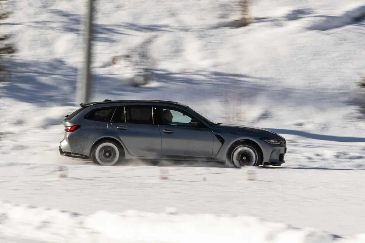 BMW M3 Touring (2023) - Prova su neve (6)