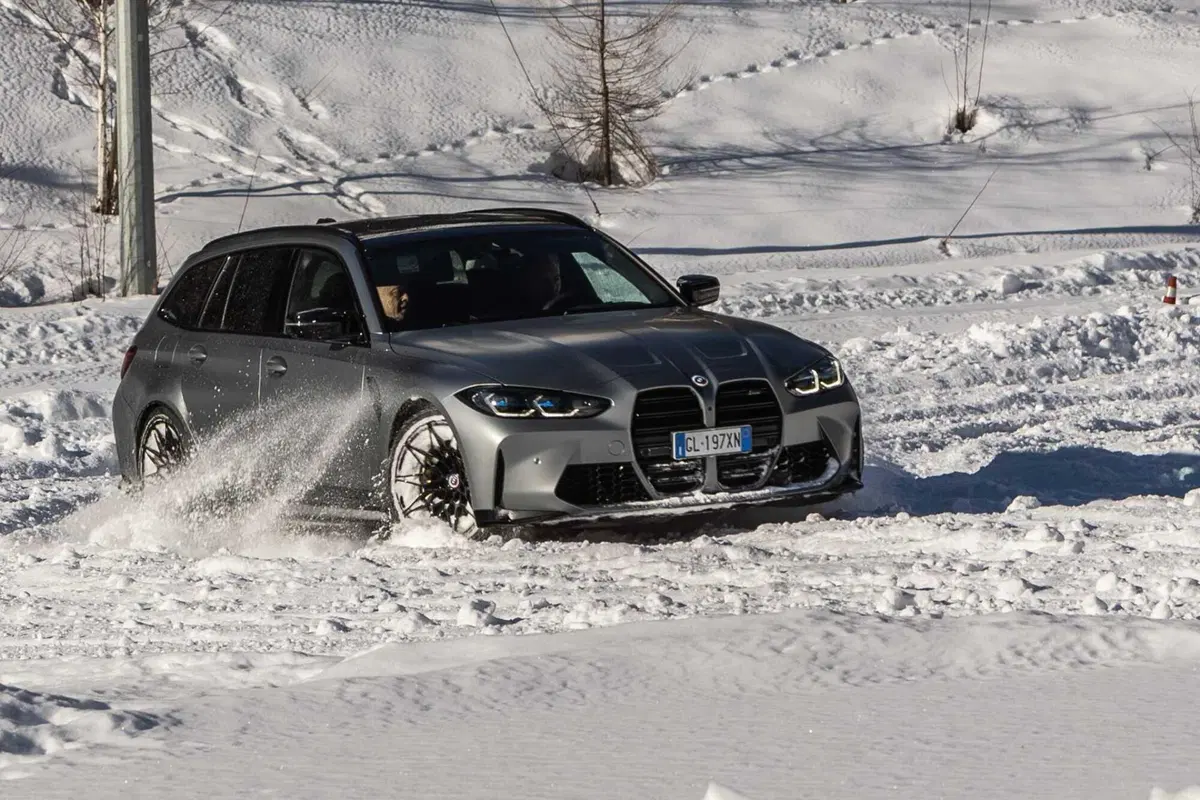 BMW M3 Touring (2023) - Prova su neve (7)