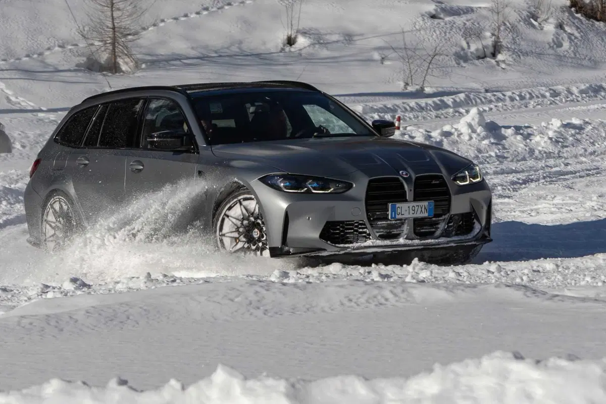BMW M3 Touring (2023) - Prova su neve (8)