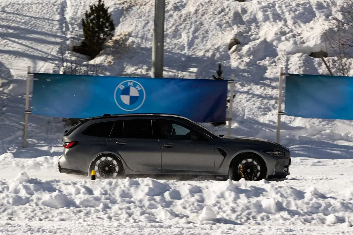 BMW M3 Touring (2023) - Prova su neve (10)