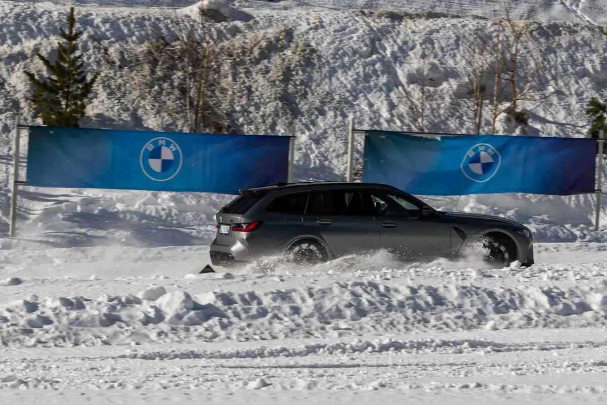 BMW M3 Touring (2023) - Prova su neve (11)