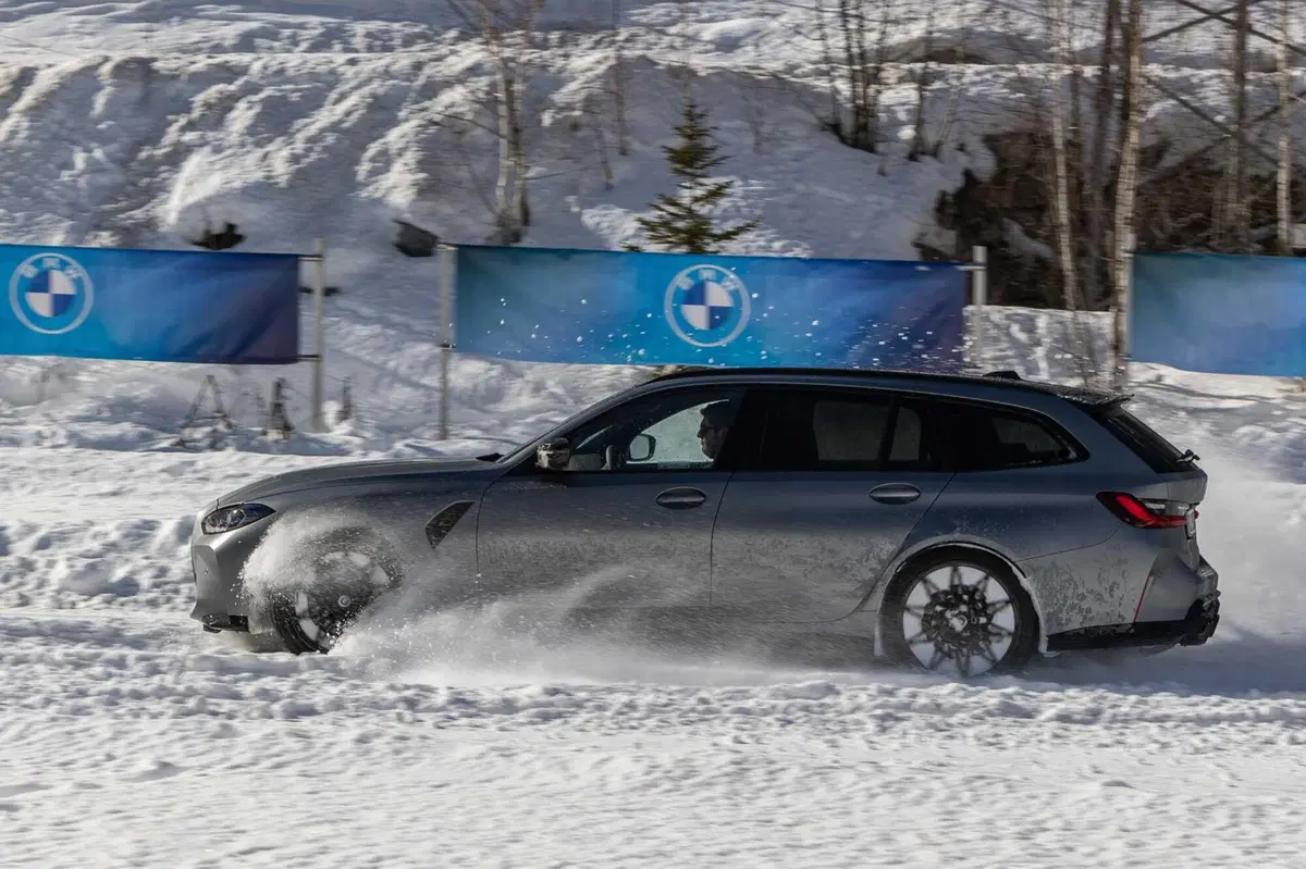 BMW M3 Touring (2023) - Prova su neve (12)