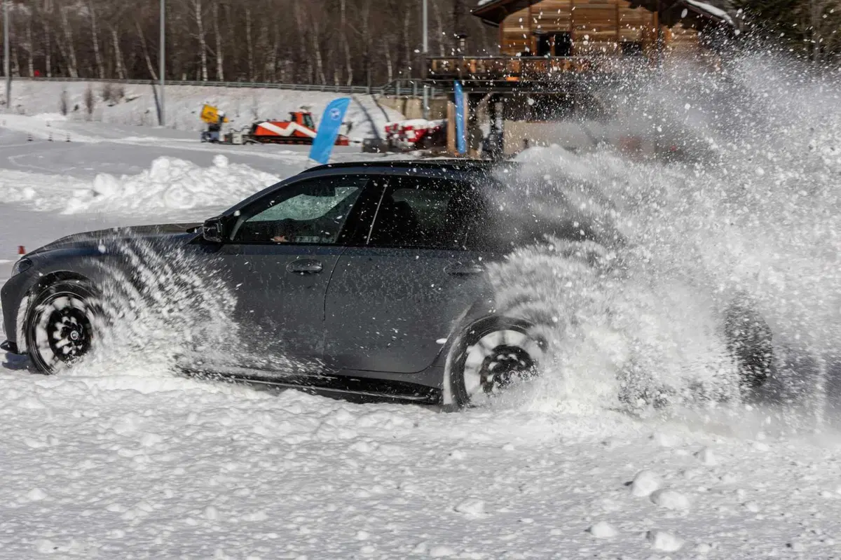 BMW M3 Touring (2023) - Prova su neve (13)