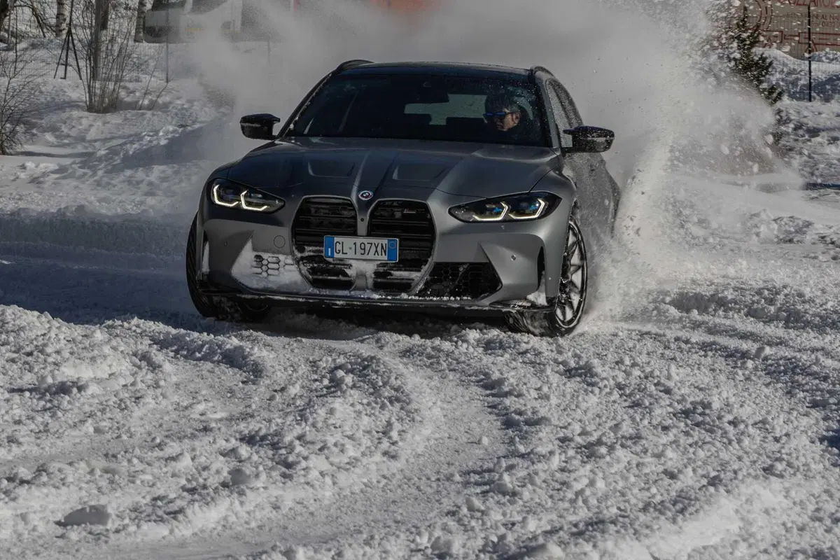 BMW M3 Touring (2023) - Prova su neve (14)