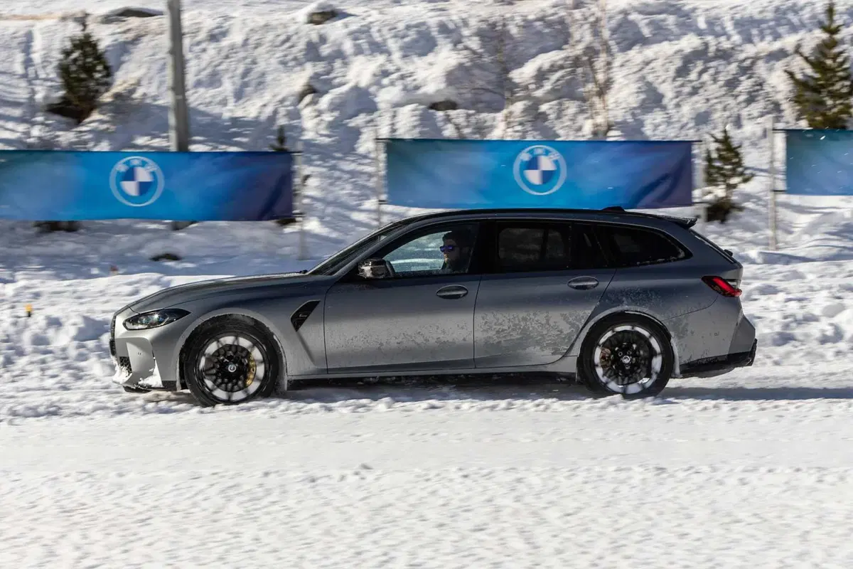 BMW M3 Touring (2023) - Prova su neve (15)