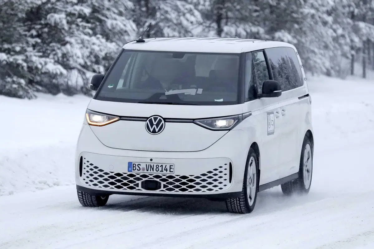 Volkswagen ID. Buzz, la versione a passolungo è in arrivo [Foto Spia] (7)