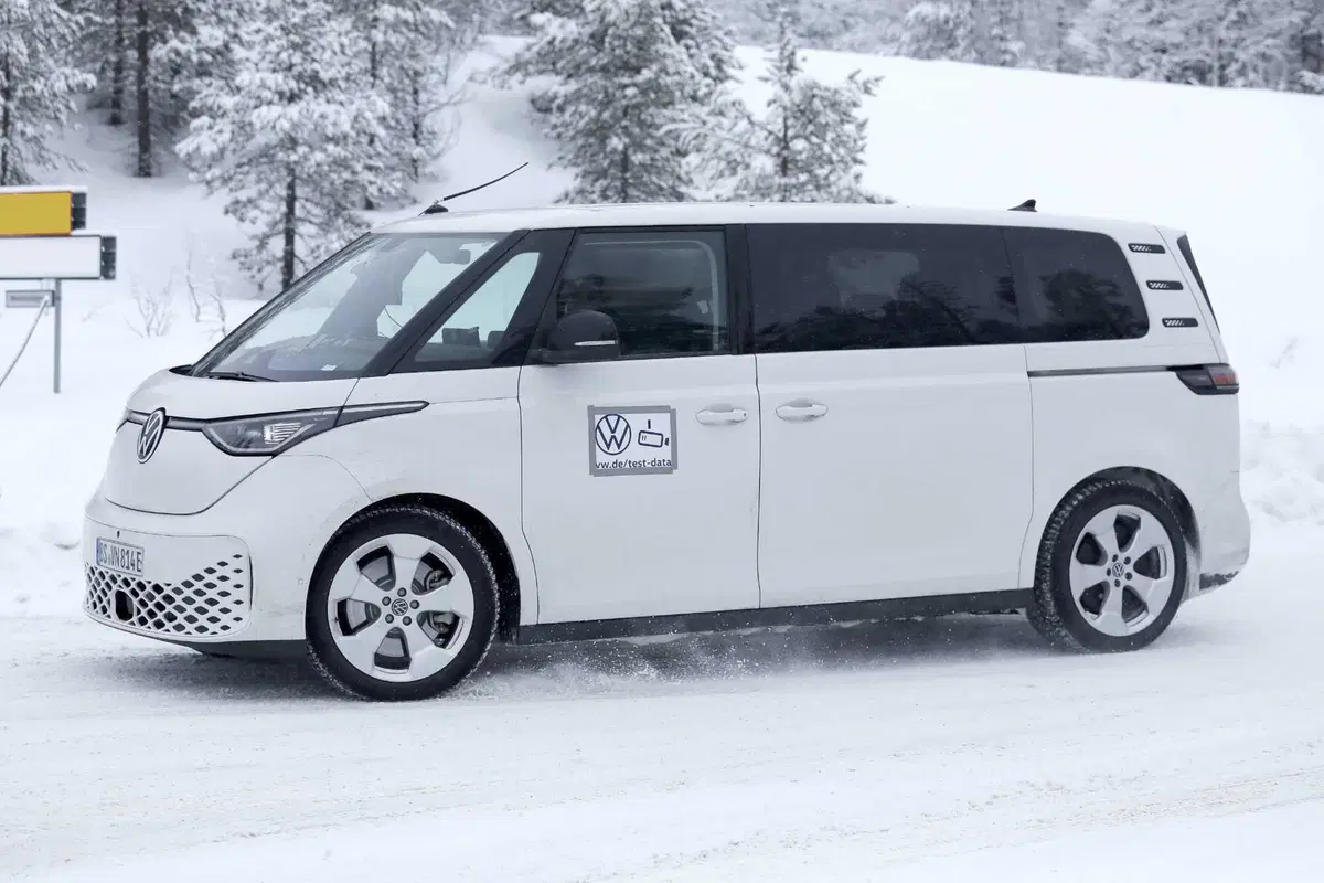 Volkswagen ID. Buzz, la versione a passolungo è in arrivo [Foto Spia] (11)