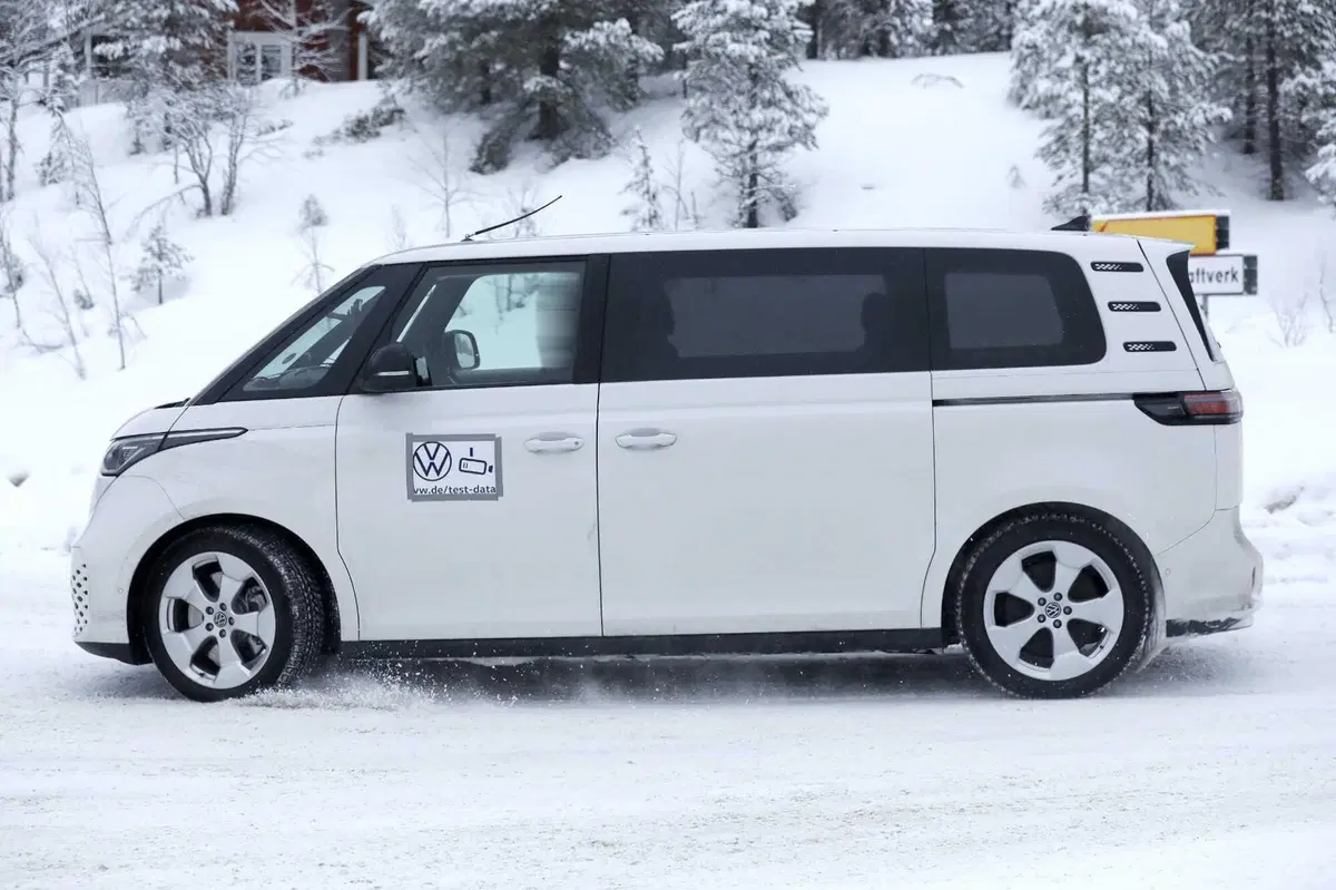 Volkswagen ID. Buzz, la versione a passolungo è in arrivo [Foto Spia] (12)