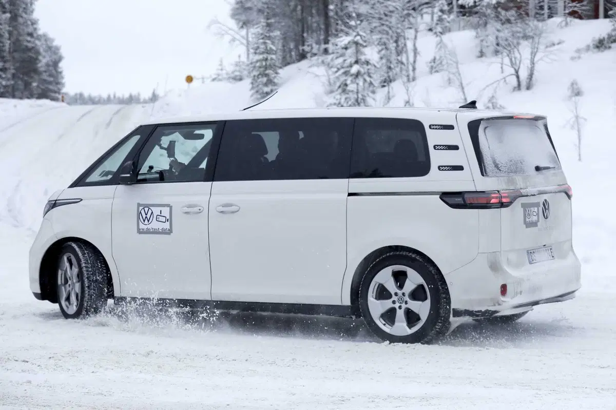 Volkswagen ID. Buzz, la versione a passolungo è in arrivo [Foto Spia] (13)