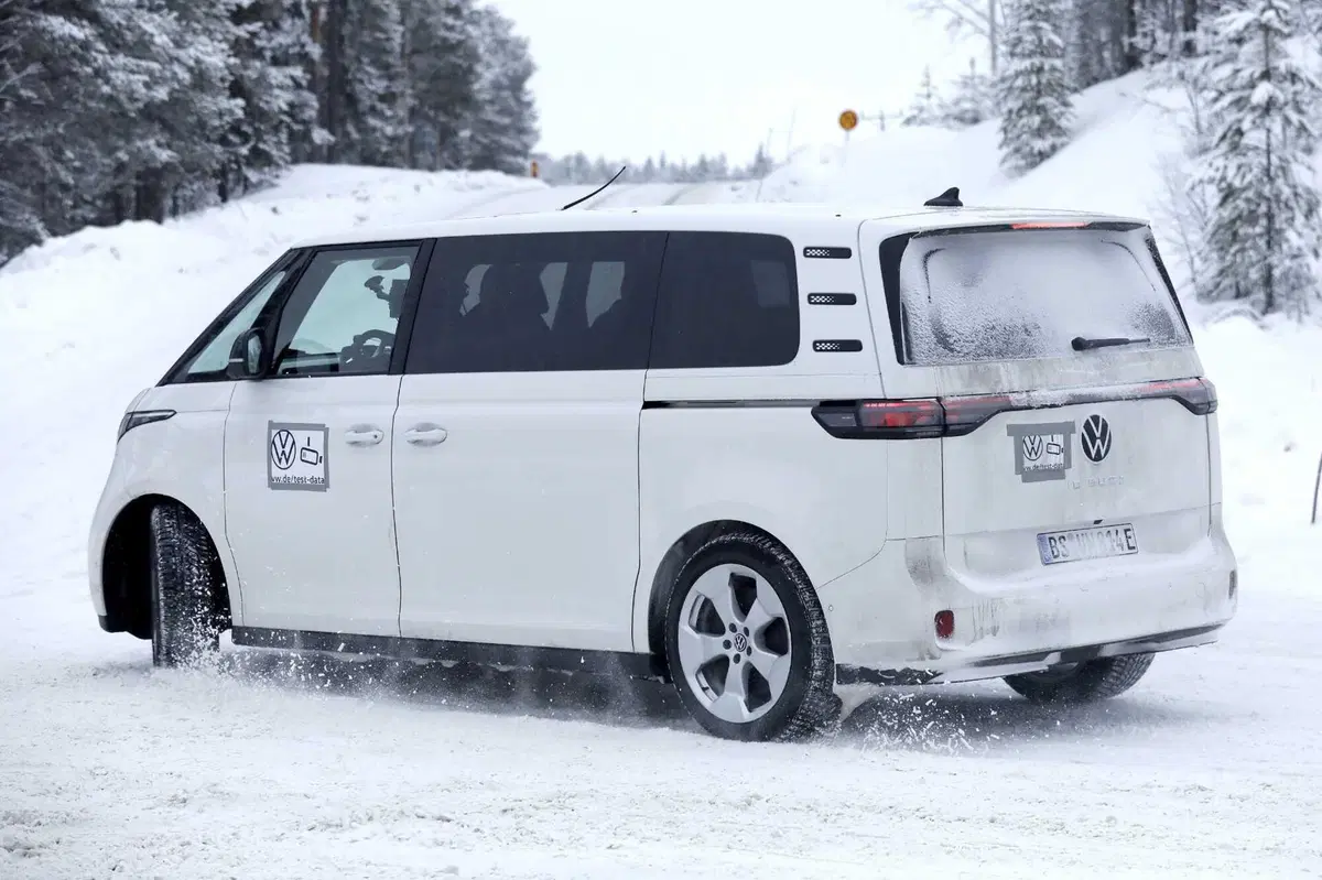 Volkswagen ID. Buzz, la versione a passolungo è in arrivo [Foto Spia] (14)