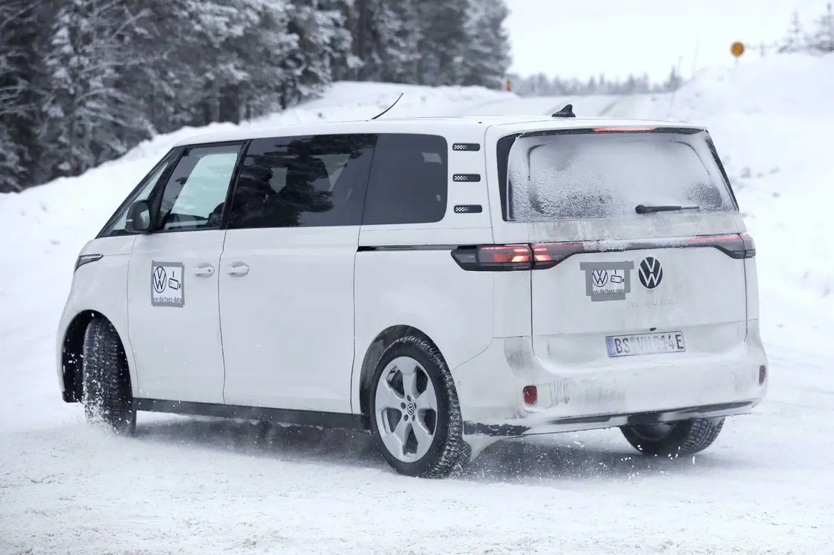 Volkswagen ID. Buzz, la versione a passolungo è in arrivo [Foto Spia] (15)
