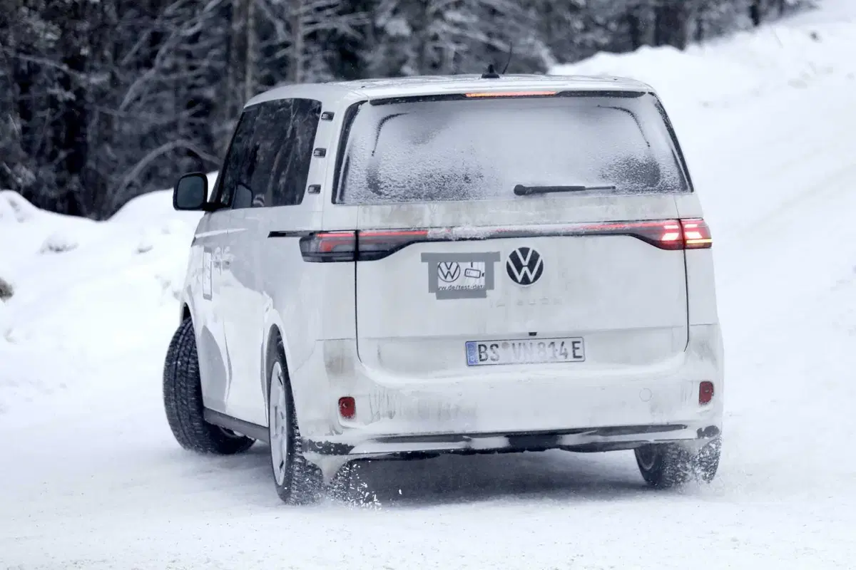 Volkswagen ID. Buzz, la versione a passolungo è in arrivo [Foto Spia] (16)