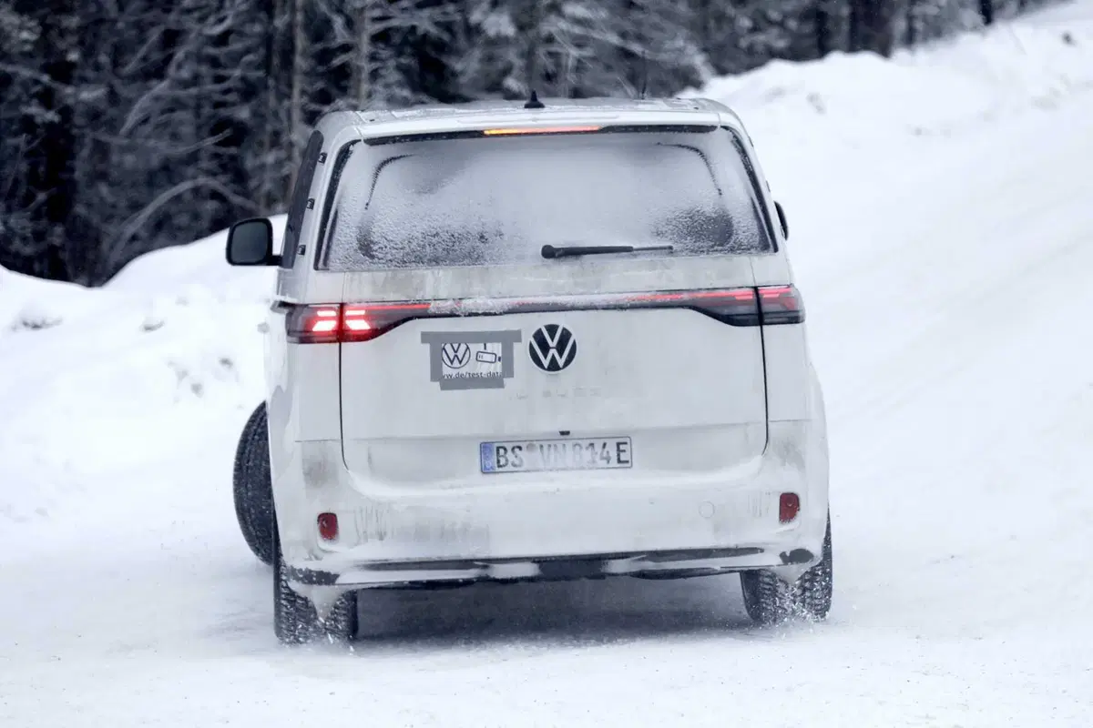 Volkswagen ID. Buzz, la versione a passolungo è in arrivo [Foto Spia] (17)