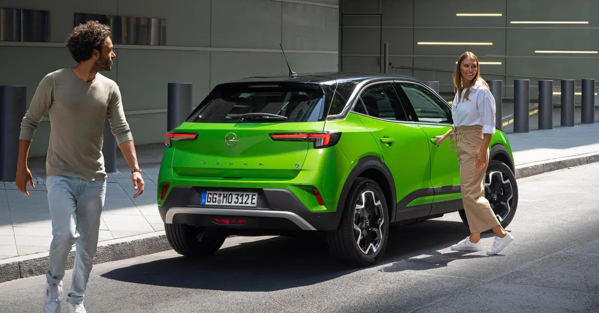 Opel: addio al "libretto d'uso e manutenzione" di carta, i boomer sono avvertiti