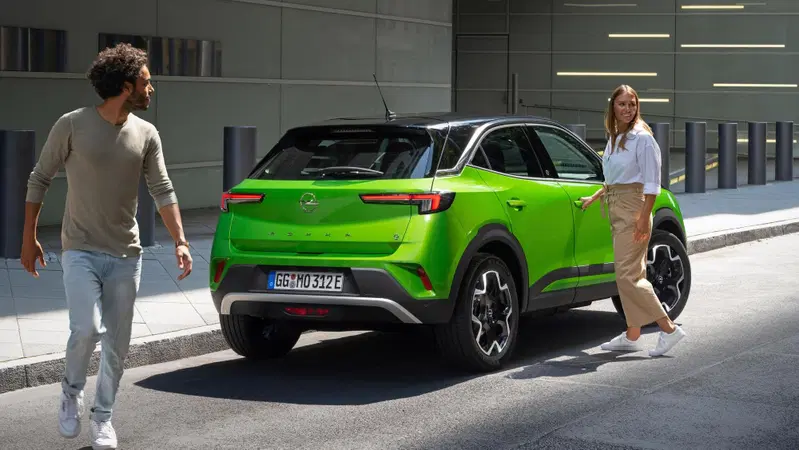 Opel: addio al "libretto d'uso e manutenzione" di carta, i boomer sono avvertiti