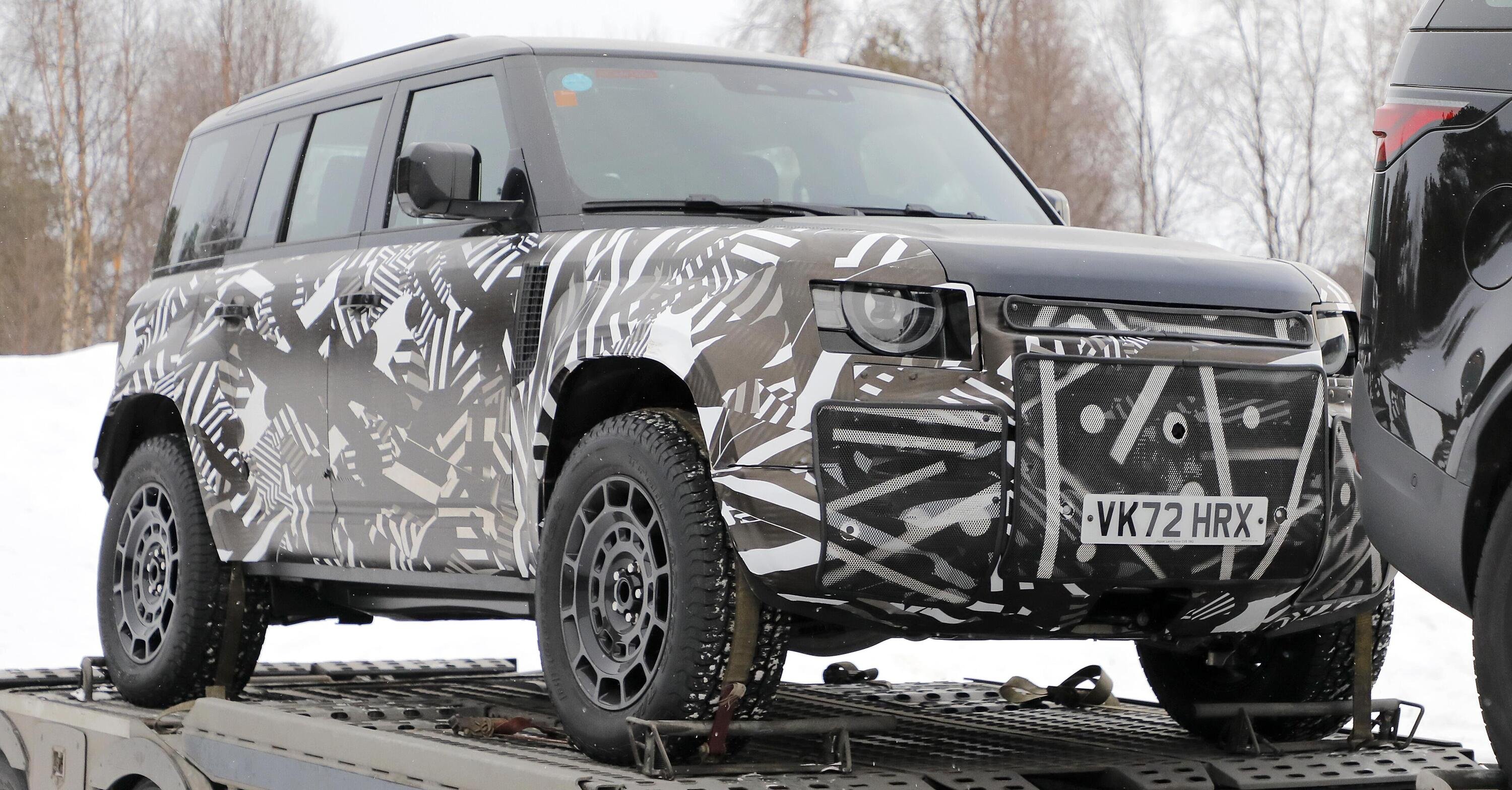Land Rover Defender SVX, il nuovo fuoristrada &egrave; stato avvistato [Foto Spia]