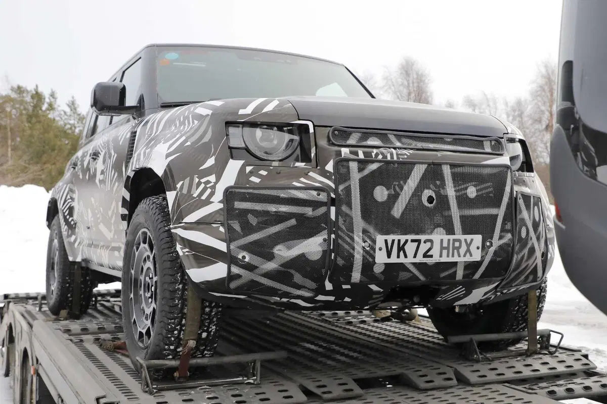 Land Rover Defender SVX, il nuovo fuoristrada è stato avvistato [Foto Spia]