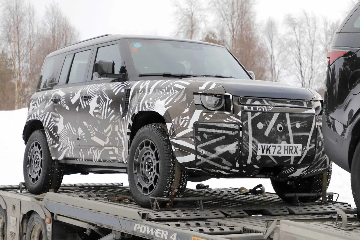 Land Rover Defender SVX, il nuovo fuoristrada è stato avvistato [Foto Spia] (2)