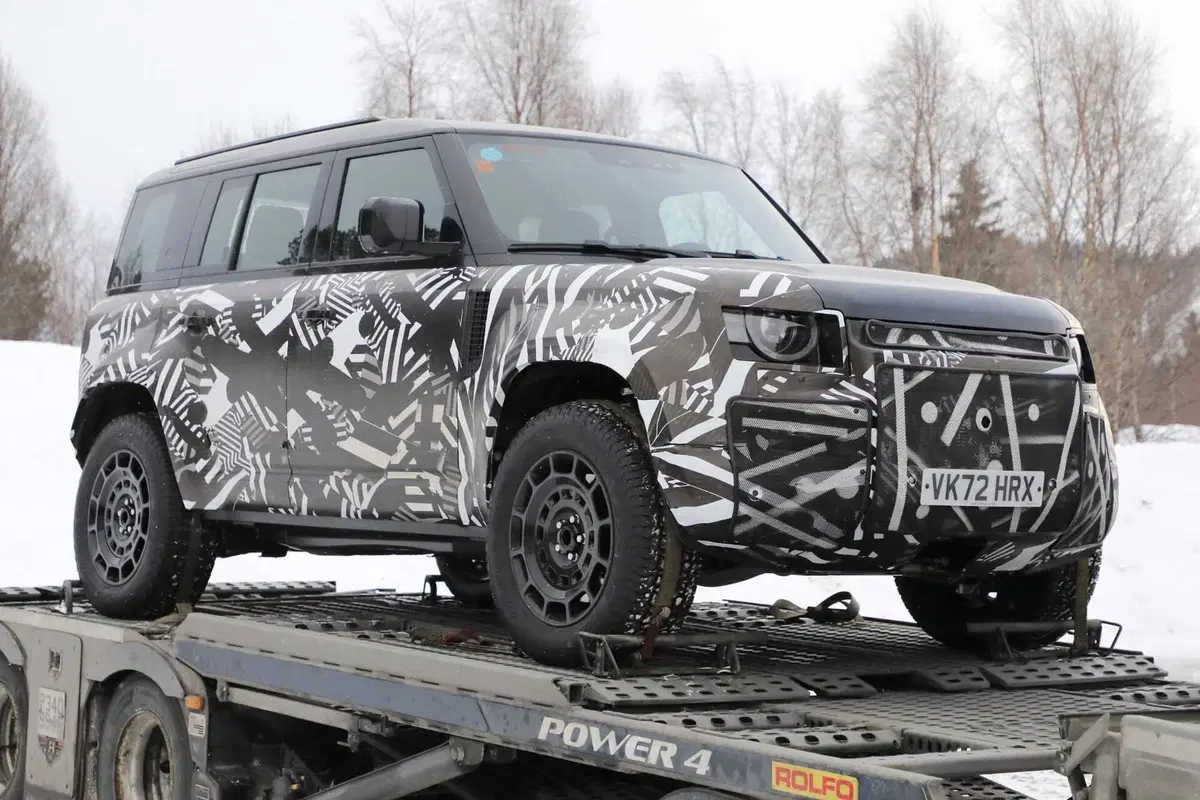 Land Rover Defender SVX, il nuovo fuoristrada è stato avvistato [Foto Spia] (3)