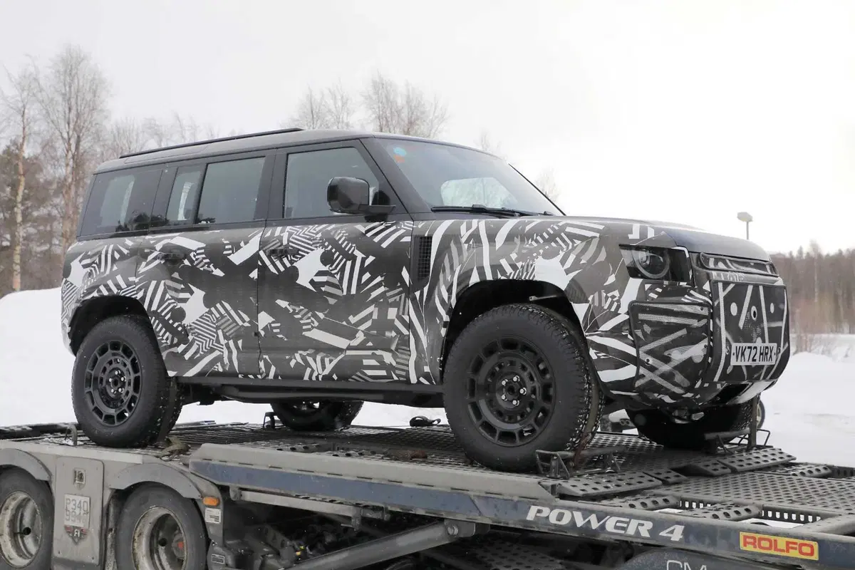 Land Rover Defender SVX, il nuovo fuoristrada è stato avvistato [Foto Spia] (4)