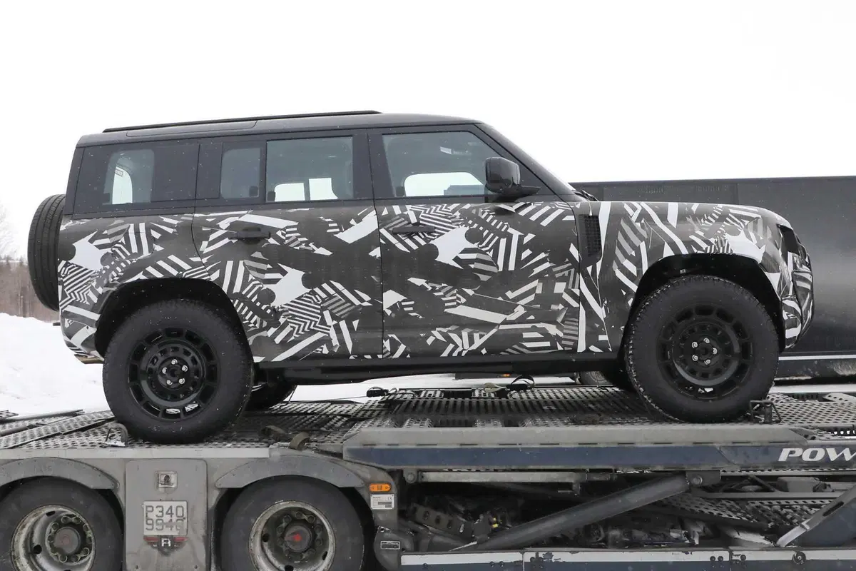 Land Rover Defender SVX, il nuovo fuoristrada è stato avvistato [Foto Spia] (5)