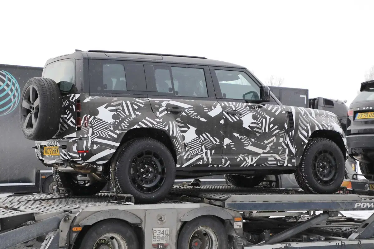 Land Rover Defender SVX, il nuovo fuoristrada è stato avvistato [Foto Spia] (6)