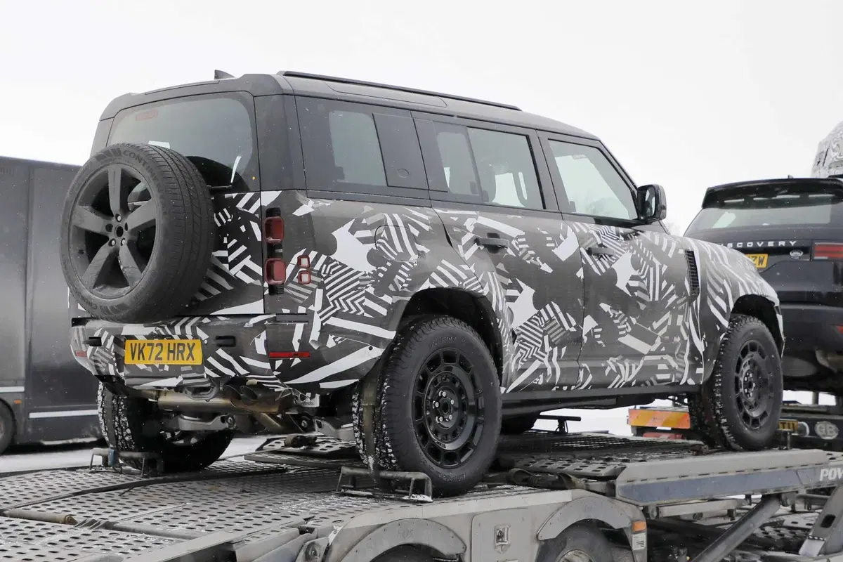 Land Rover Defender SVX, il nuovo fuoristrada è stato avvistato [Foto Spia] (7)