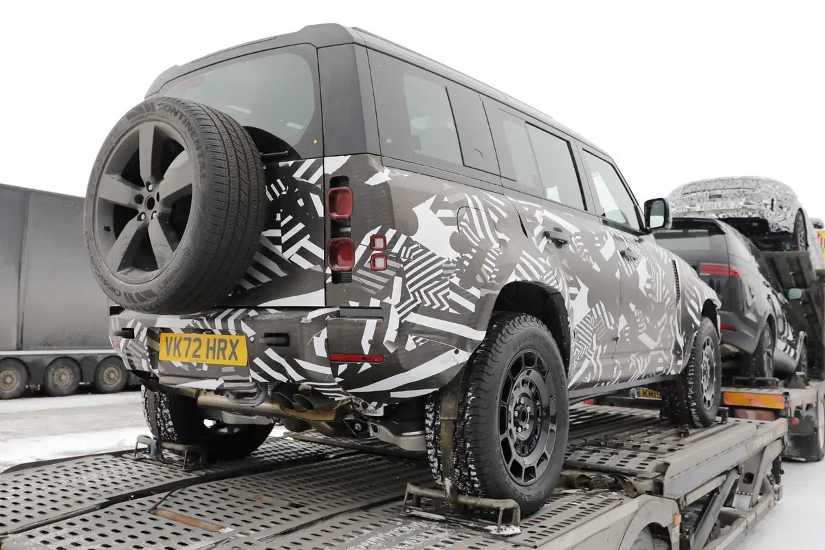 Land Rover Defender SVX, il nuovo fuoristrada è stato avvistato [Foto Spia] (8)