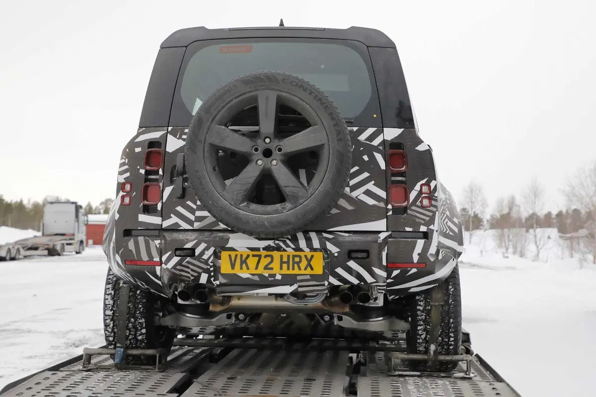 Land Rover Defender SVX, il nuovo fuoristrada è stato avvistato [Foto Spia] (9)