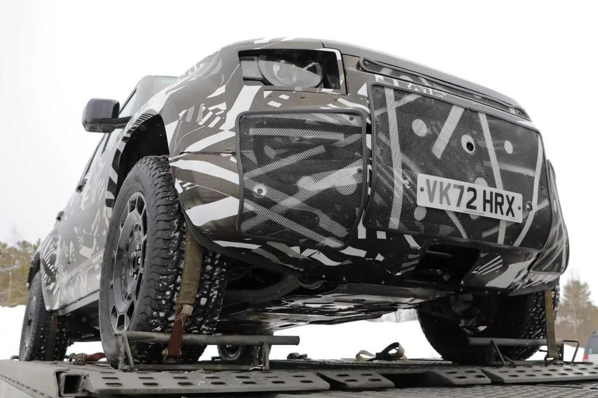 Land Rover Defender SVX, il nuovo fuoristrada è stato avvistato [Foto Spia] (10)