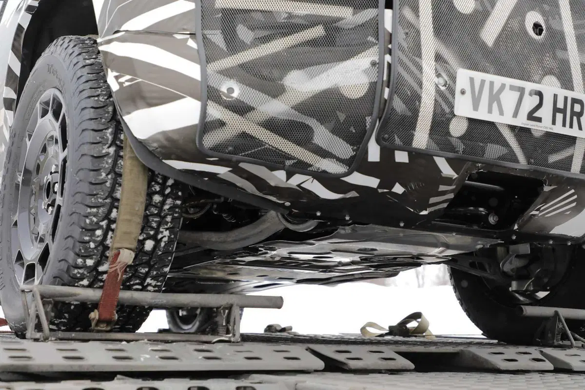 Land Rover Defender SVX, il nuovo fuoristrada è stato avvistato [Foto Spia] (11)