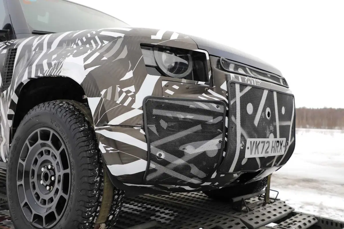 Land Rover Defender SVX, il nuovo fuoristrada è stato avvistato [Foto Spia] (12)