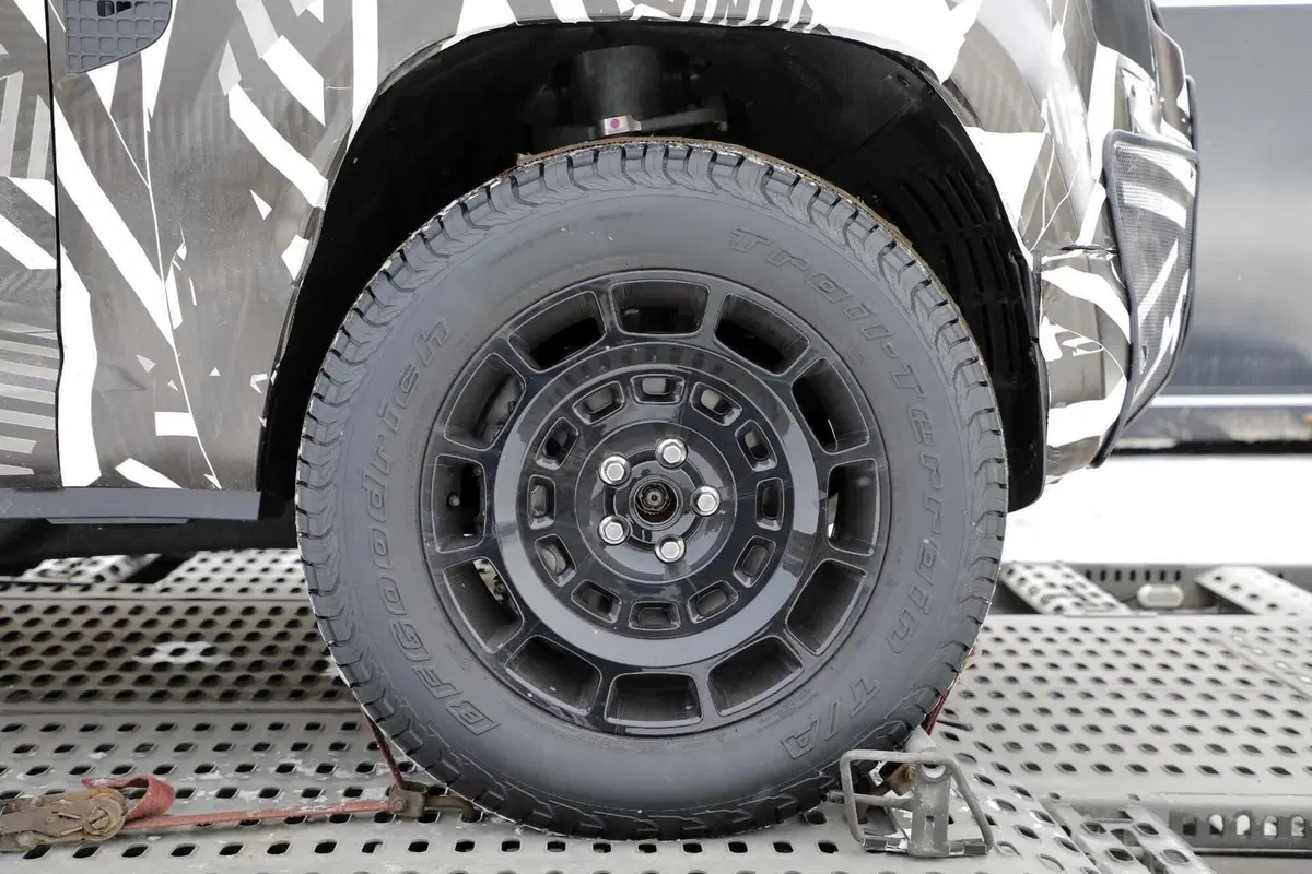 Land Rover Defender SVX, il nuovo fuoristrada è stato avvistato [Foto Spia] (13)