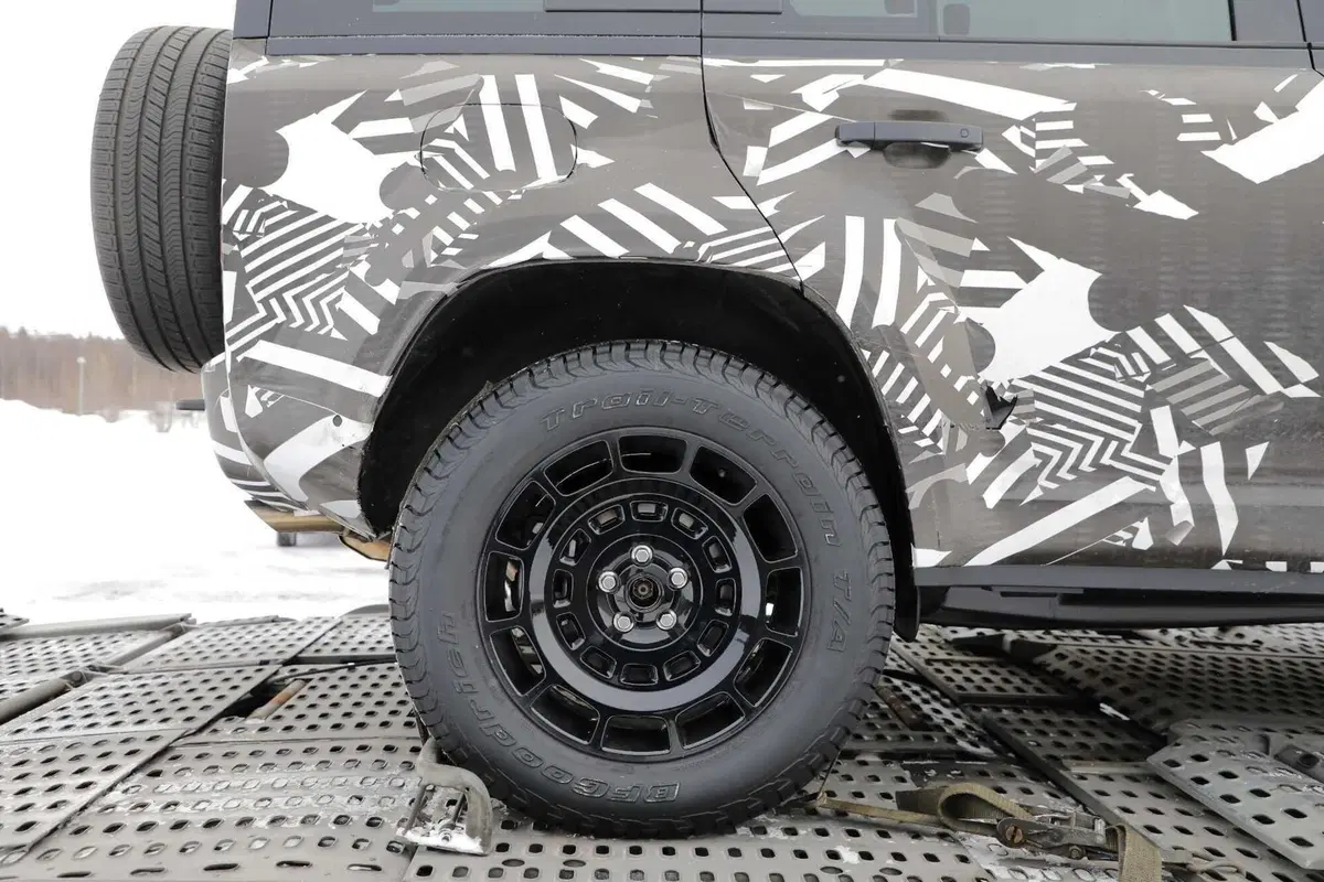 Land Rover Defender SVX, il nuovo fuoristrada è stato avvistato [Foto Spia] (14)