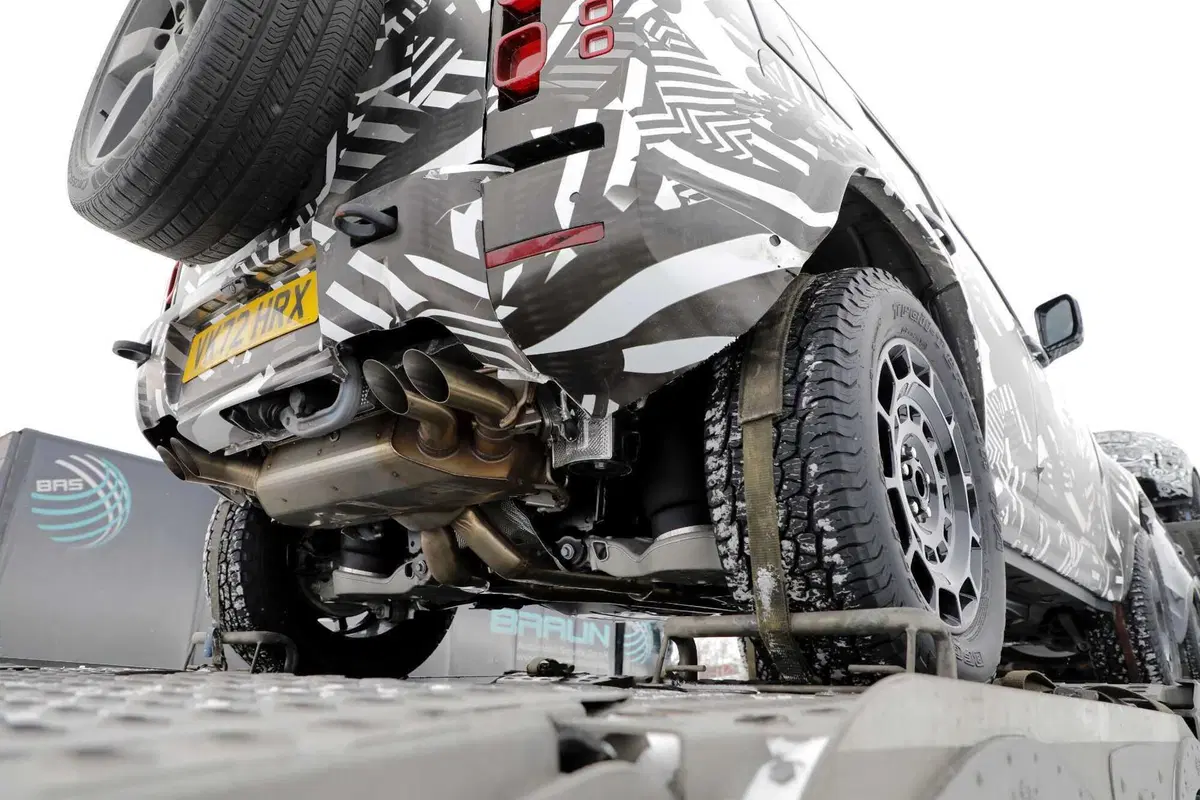 Land Rover Defender SVX, il nuovo fuoristrada è stato avvistato [Foto Spia] (15)