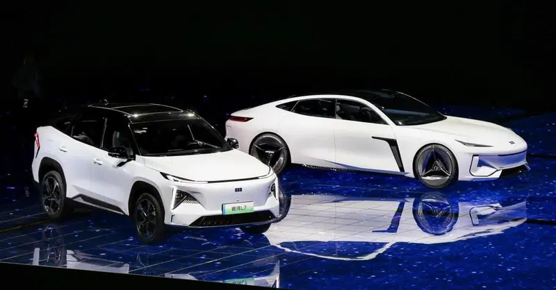 Geely Galaxy L7 suv e Galaxy Light, ecco l'elettrica col drone nella coda