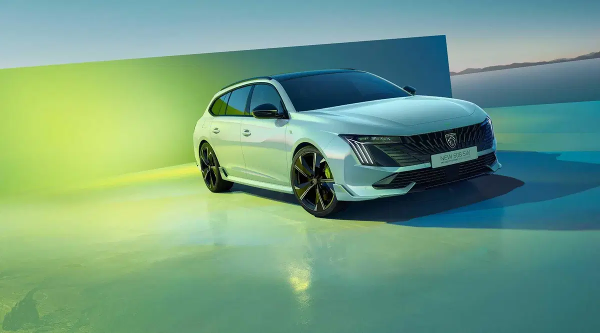 Peugeot 508 restyling: nuovo frontale e un motore ibrido da 360 CV