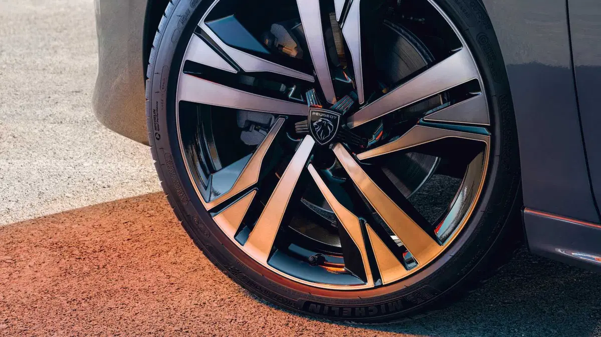 Peugeot 508 restyling: nuovo frontale e un motore ibrido da 360 CV (2)