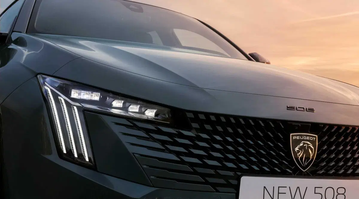 Peugeot 508 restyling: nuovo frontale e un motore ibrido da 360 CV (3)