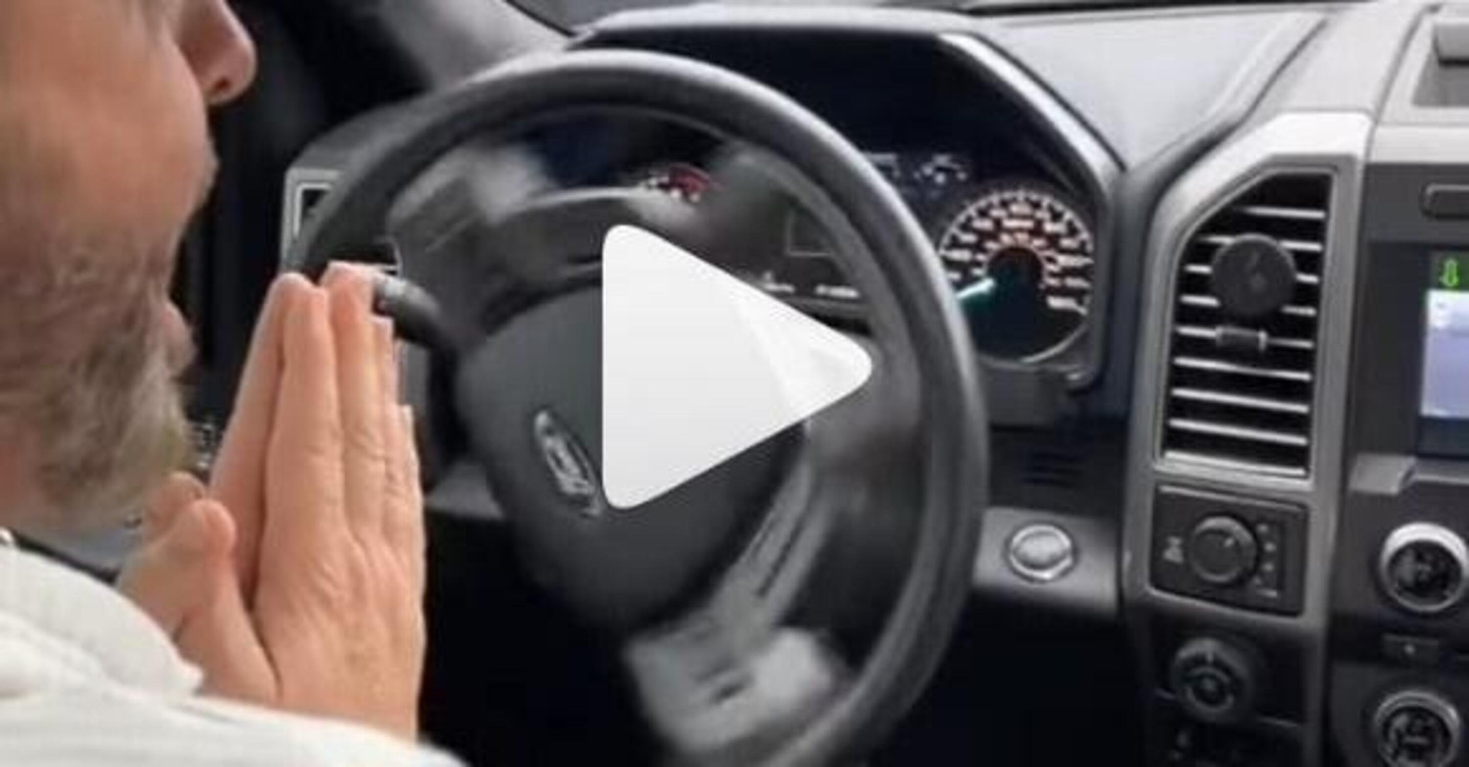 Ford F-150 e il parcheggio automatico: prima le mani giunte, poi l&#039;urlo [VIDEO]