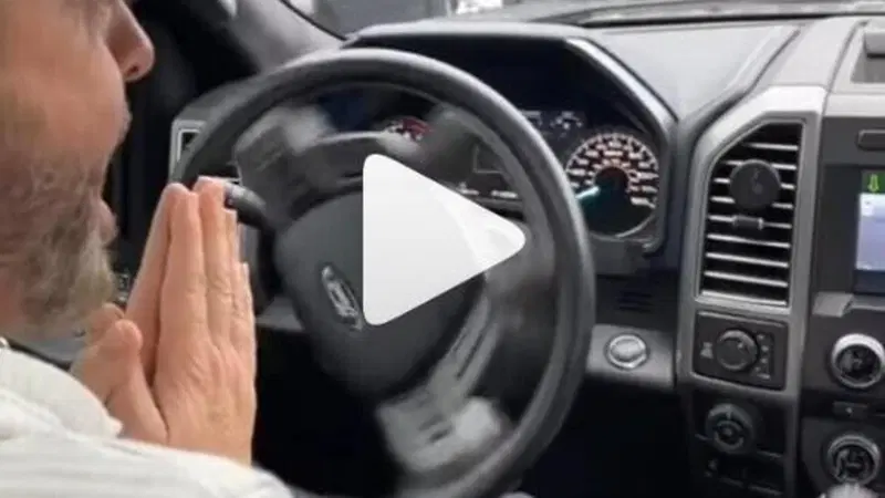 Ford F-150 e il parcheggio automatico: prima le mani giunte, poi l'urlo [VIDEO]