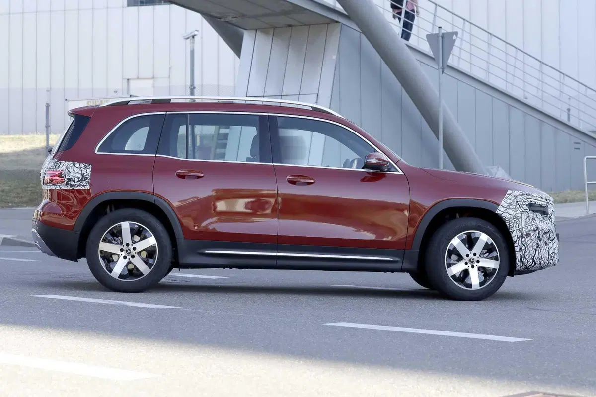 Mercedes GLB e EQB, il nuovo Facelift è in arrivo [Foto Spia] (10)