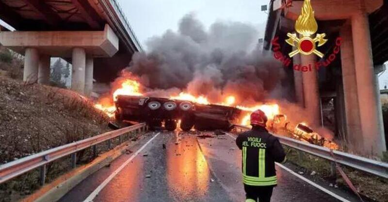 Incidente: il camion spezza il guard rail e cade dal viadotto [VIDEO] 