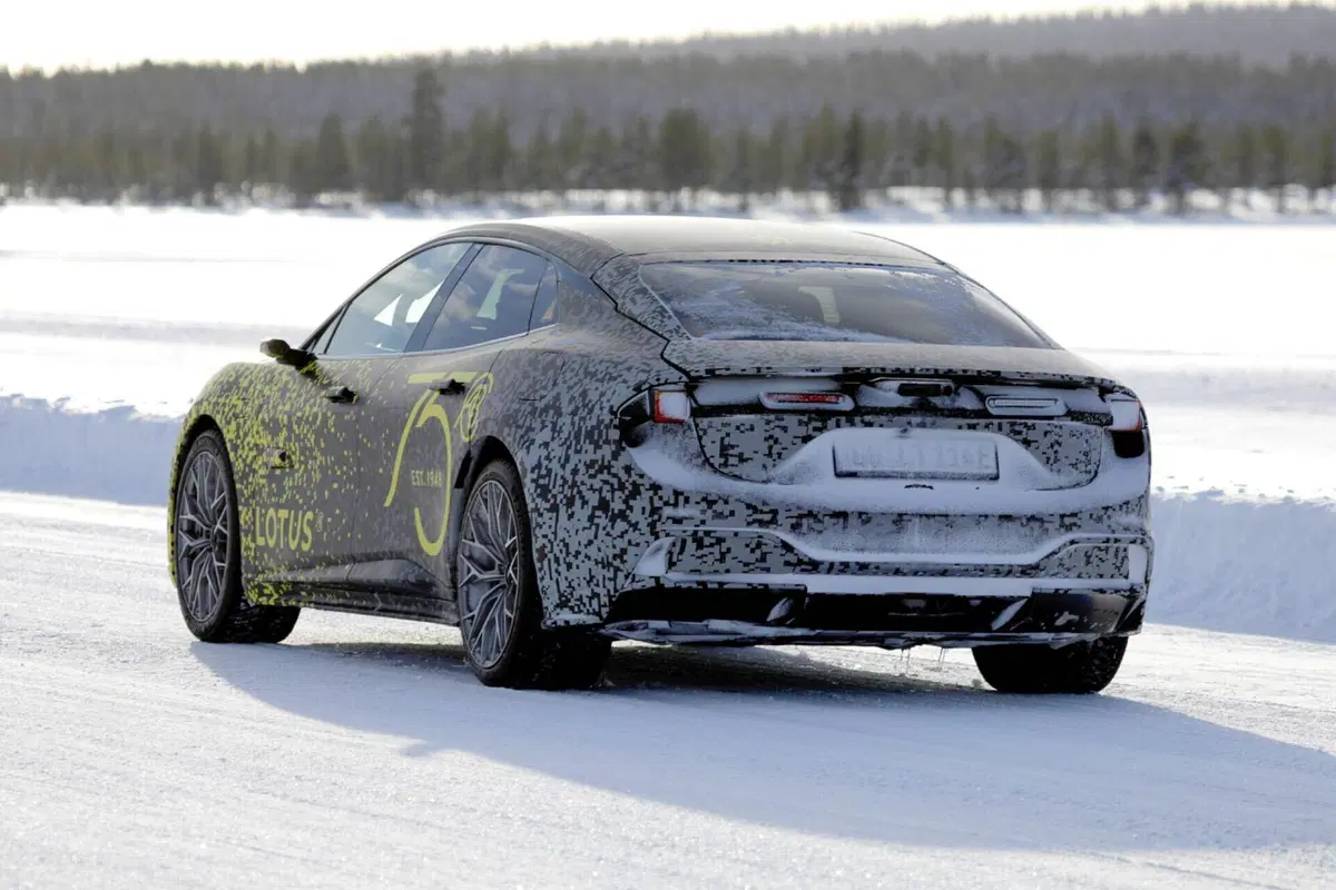 Lotus Envya, ecco le prime foto spia dell’elettrica inglese (11)