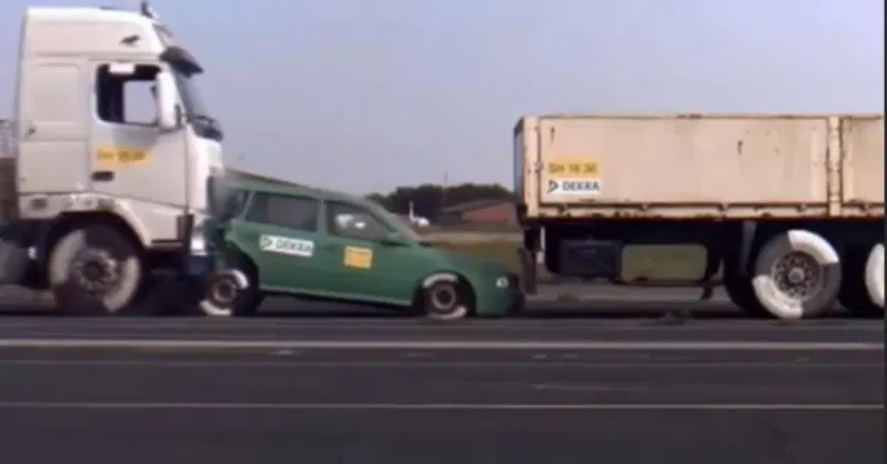 Il crash test con i camion e l'auto in mezzo... terrificante [VIDEO]