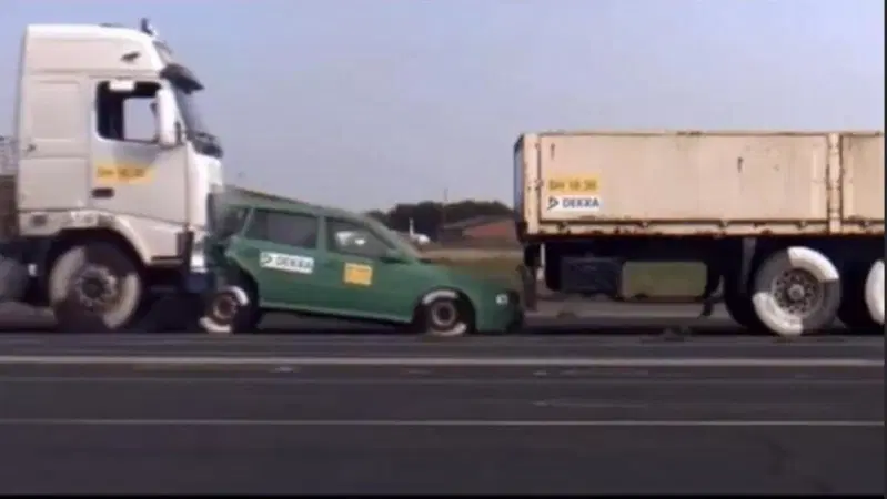 Il crash test con i camion e l'auto in mezzo... terrificante [VIDEO]