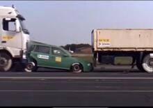 Il crash test con i camion e l'auto in mezzo... terrificante [VIDEO]